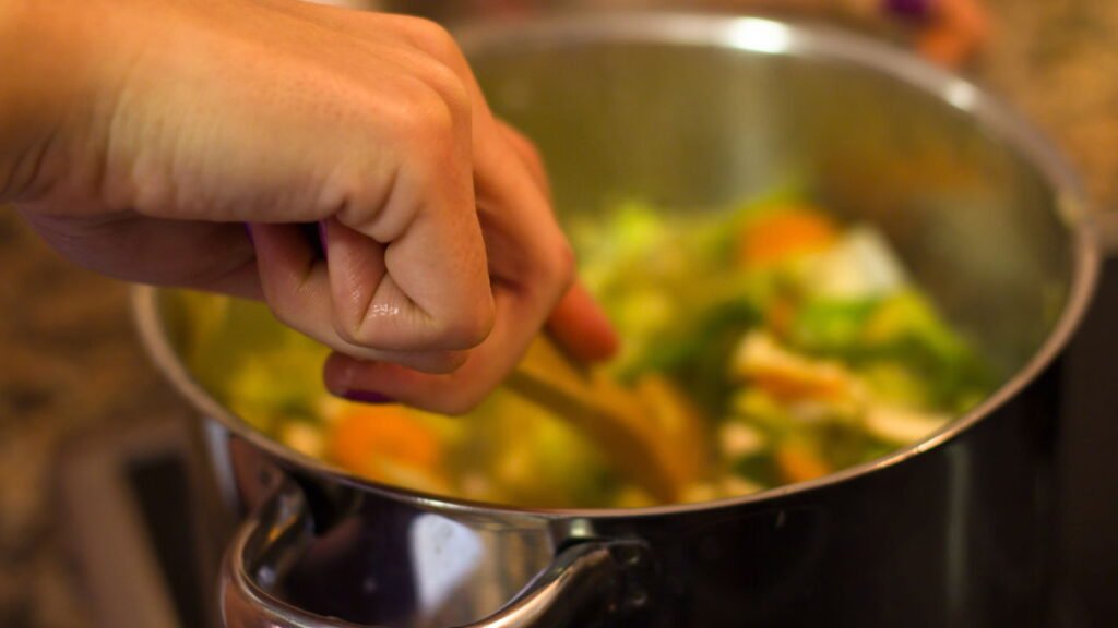 Receita de caldo de legumes para melhorar a saúde óssea naturalmente