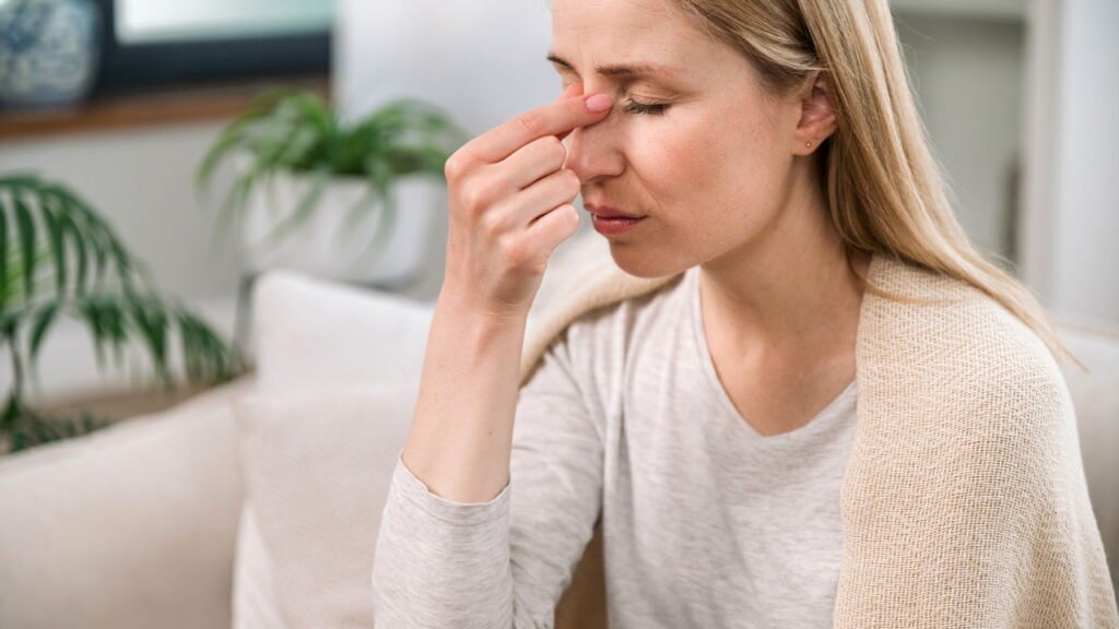 Óleo essencial de eucalipto pode ajudar a respirar melhor mas traz riscos se usado errado