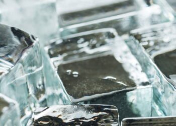 Você sabia que o chá-verde com cubos de gelo pode reduzir inchaços na pele?