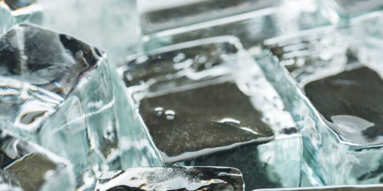 Você sabia que o chá-verde com cubos de gelo pode reduzir inchaços na pele?