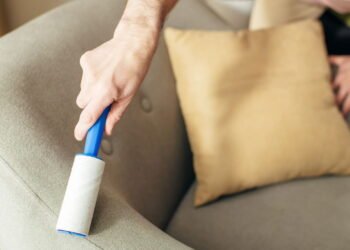 Esses truques simples podem salvar seus estofados de manchas e cheiros
