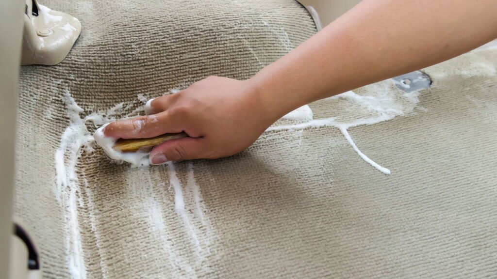 Esses truques simples podem salvar seus estofados de manchas e cheiros