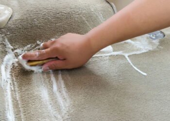 Esses truques simples podem salvar seus estofados de manchas e cheiros