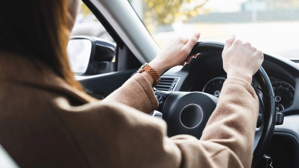 Dicas simples que economizam até 40% de gasolina sem trocar de carro