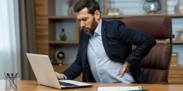 Os melhores alongamentos para acabar com a dor lombar no trabalho