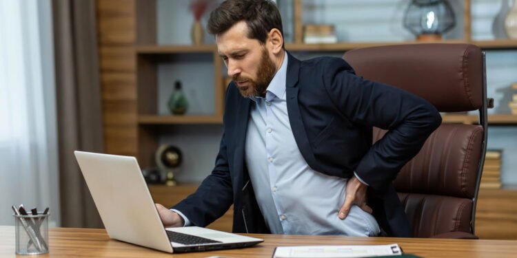 Os melhores alongamentos para acabar com a dor lombar no trabalho