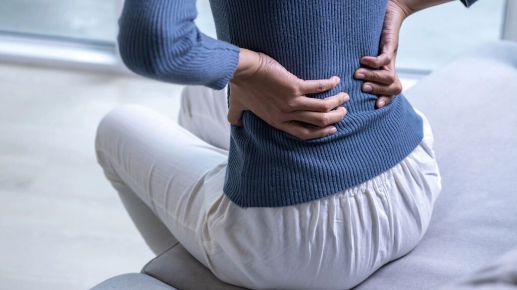 Os melhores alongamentos para acabar com a dor lombar no trabalho