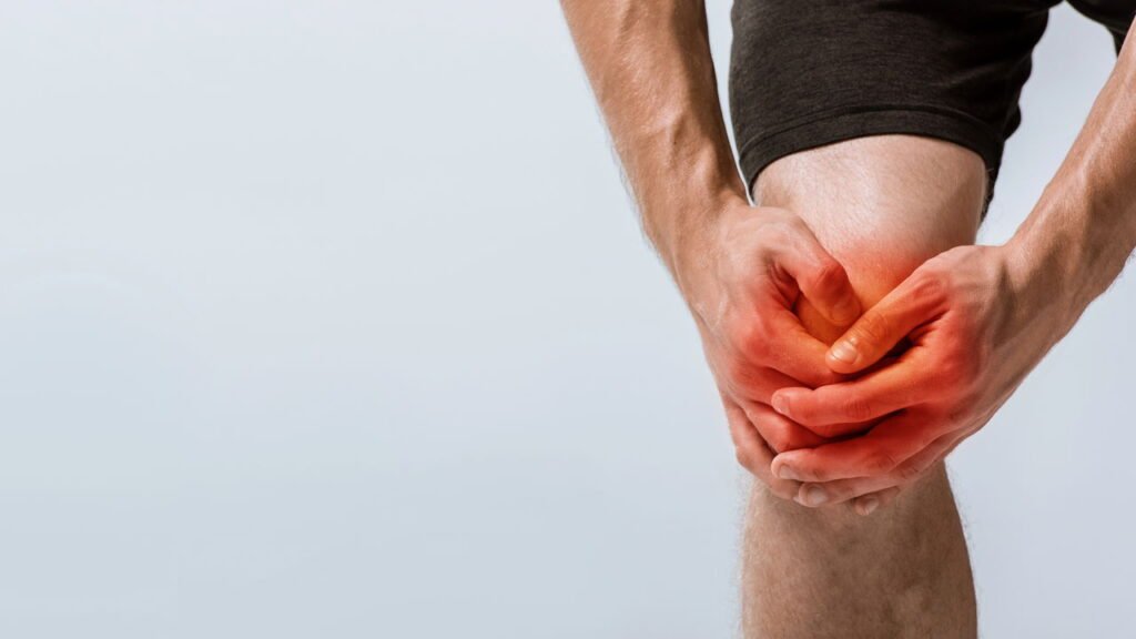 Dor constante nos joelhos? Veja se é hora de procurar um especialista