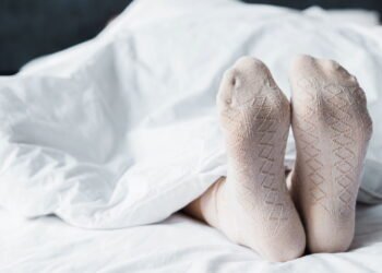 Psicologia revela os efeitos de dormir de meia no corpo e na mente