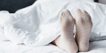 Psicologia revela os efeitos de dormir de meia no corpo e na mente