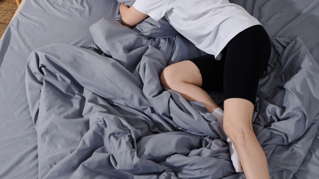 Psicologia revela os efeitos de dormir de meia no corpo e na mente