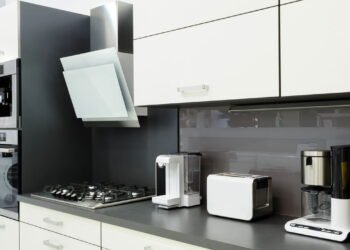 Dispositivos que você nunca deve deixar ligados quando está viajando para não correr riscos em casa