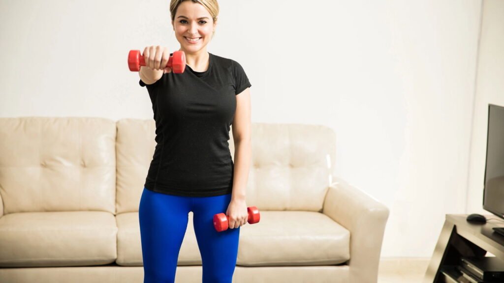 O exercício simples que fortalece os ombros e corrige a postura depois dos 30