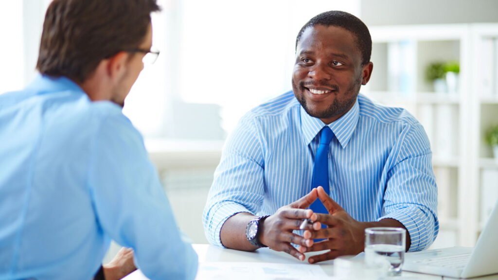 As roupas que aumentam suas chances em entrevistas de emprego