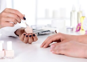 As cores de esmalte que prometem bombar na primavera 2025