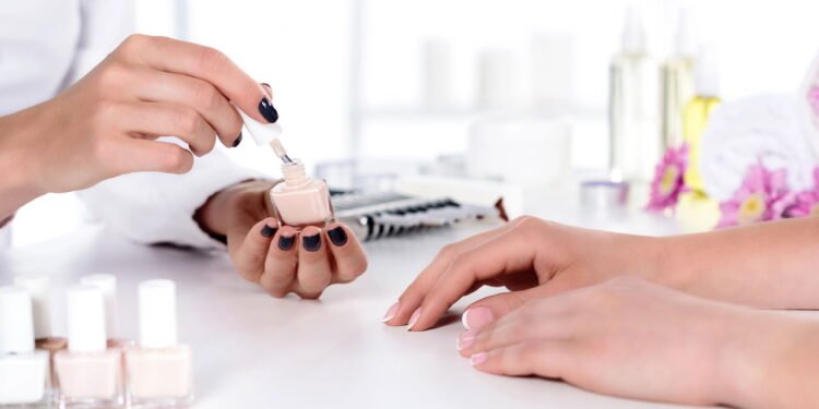 Cor de esmalte - Créditos: depositphotos.com / IgorVetushko