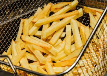 Por que borrifar isso nas batatas antes de fritar deixa tudo mais crocante