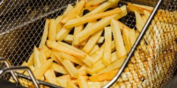 Por que borrifar isso nas batatas antes de fritar deixa tudo mais crocante