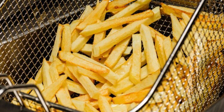 Por que borrifar isso nas batatas antes de fritar deixa tudo mais crocante