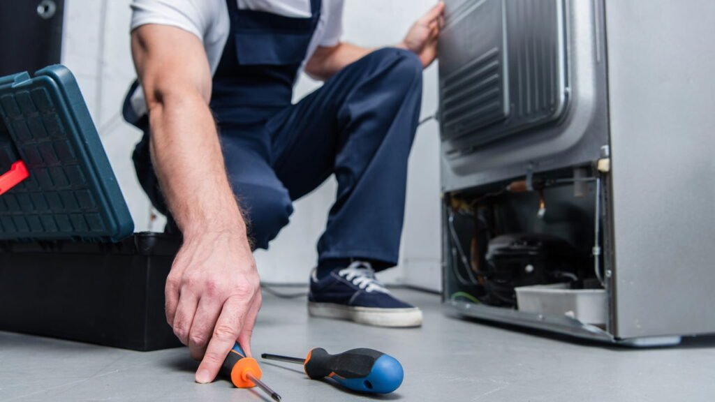 Sua geladeira faz esse barulho durante a noite? Saiba quando se preocupar