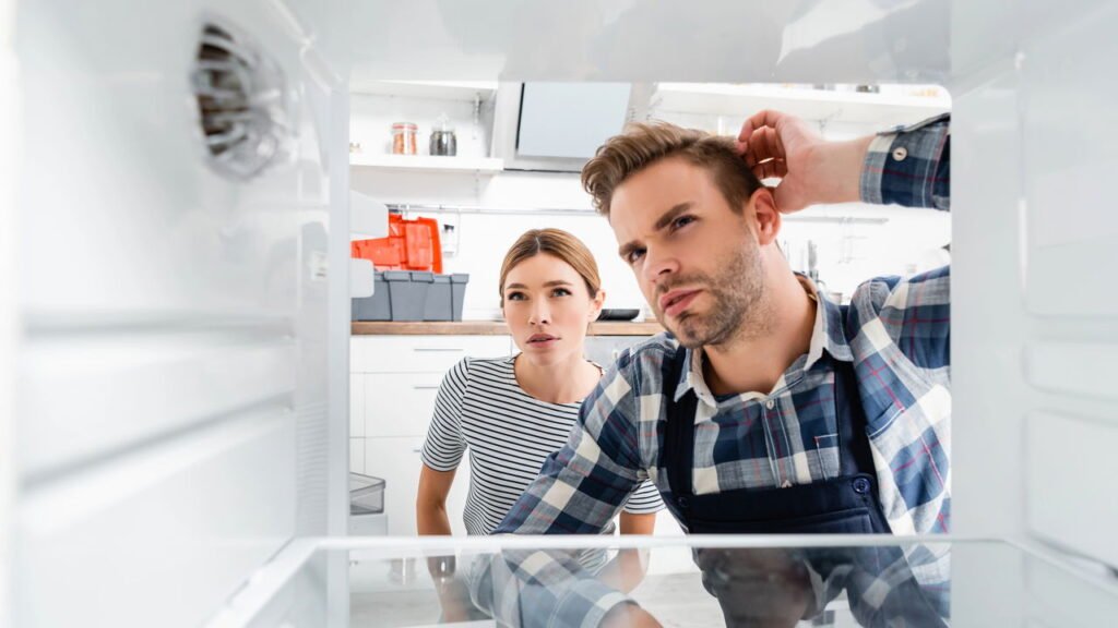 Sua geladeira faz esse barulho durante a noite? Saiba quando se preocupar
