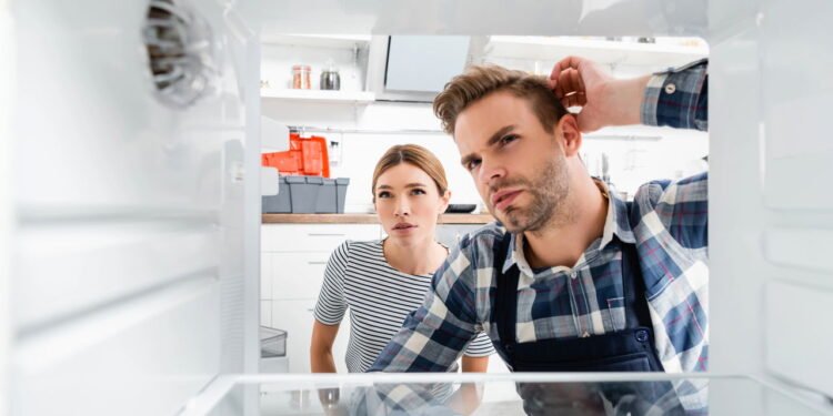 Sua geladeira faz esse barulho durante a noite? Saiba quando se preocupar