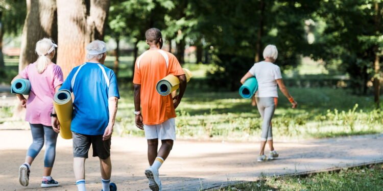 Caminhar 30 minutos por dia após os 60 anos pode transformar sua saúde
