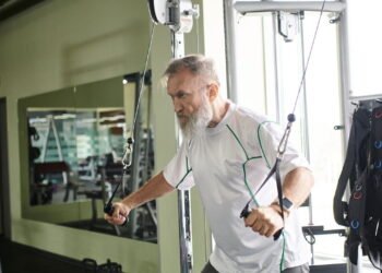 Caminhar é ótimo depois dos 60 anos, mas especialistas recomendam praticar este exercício