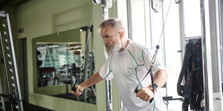 Caminhar é ótimo depois dos 60 anos, mas especialistas recomendam praticar este exercício