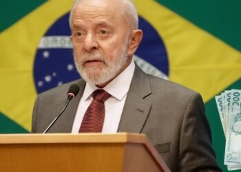 Novas regras do trabalho aos domingos e feriados em 2025 mudam rotina dos brasileiros