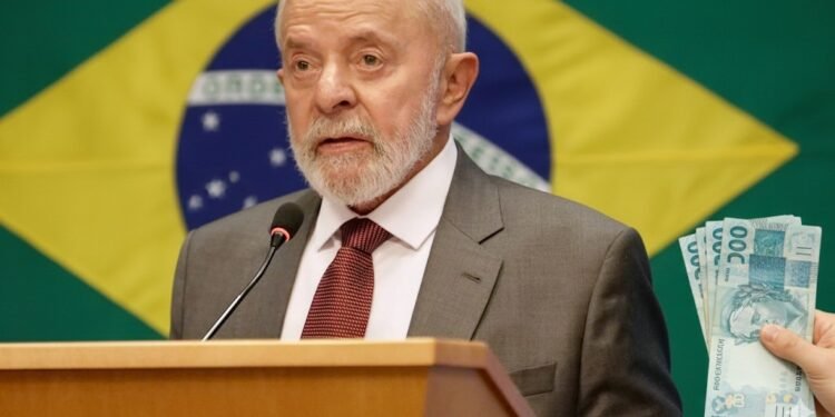 Novas regras do trabalho aos domingos e feriados em 2025 mudam rotina dos brasileiros