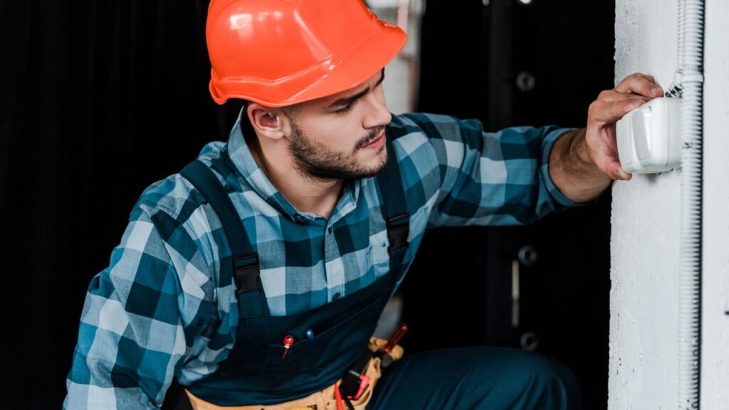 Interruptor soltando faísca? Saiba quando chamar o eletricista