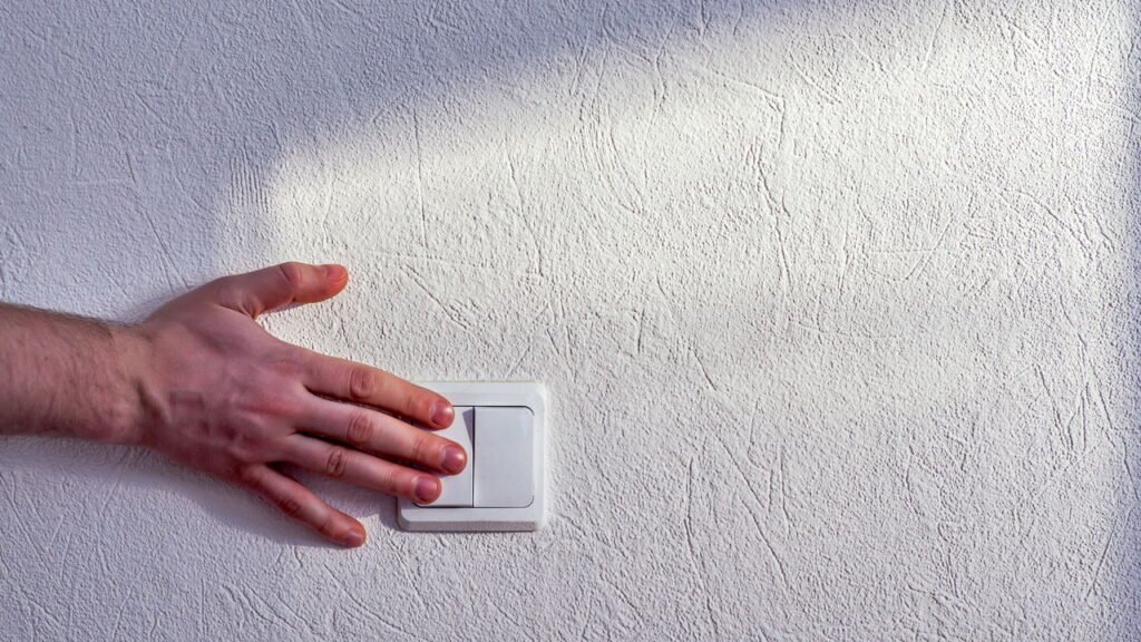 Interruptor soltando faísca? Saiba quando chamar o eletricista