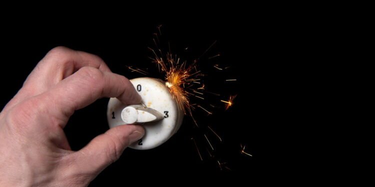 Interruptor soltando faíscas? Saiba quando chamar o eletricista