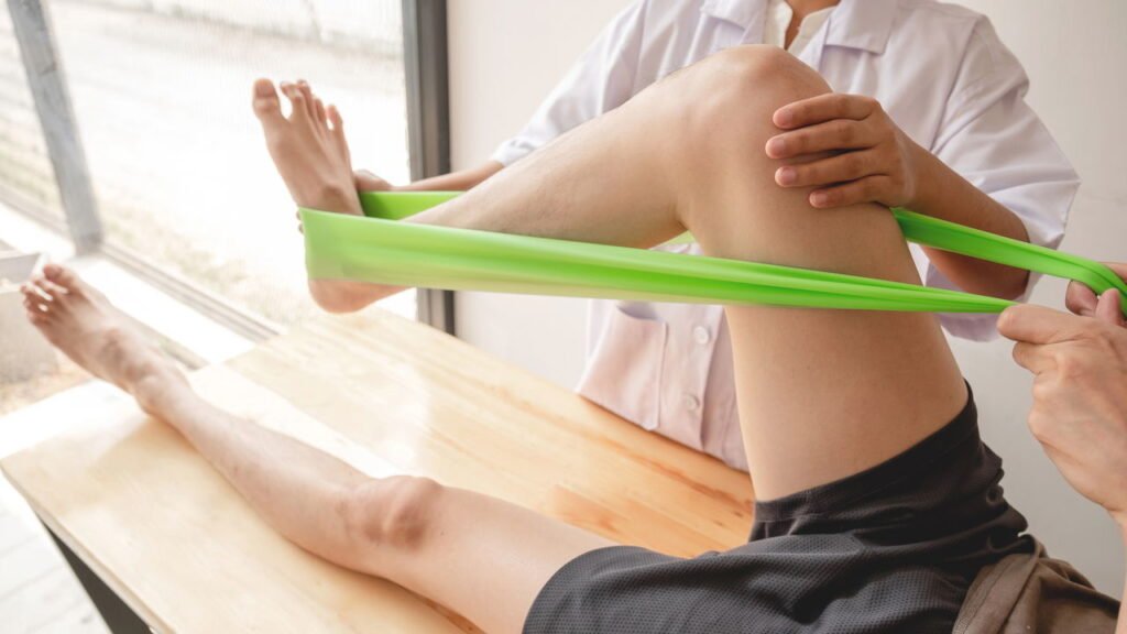 Esse exercício ajuda a fortalecer os joelhos e quadril e você pode fazer em casa