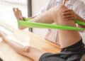 Esse exercício ajuda a fortalecer os joelhos e quadril e você pode fazer em casa