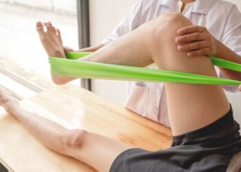 Esse exercício ajuda a fortalecer os joelhos e quadril e você pode fazer em casa