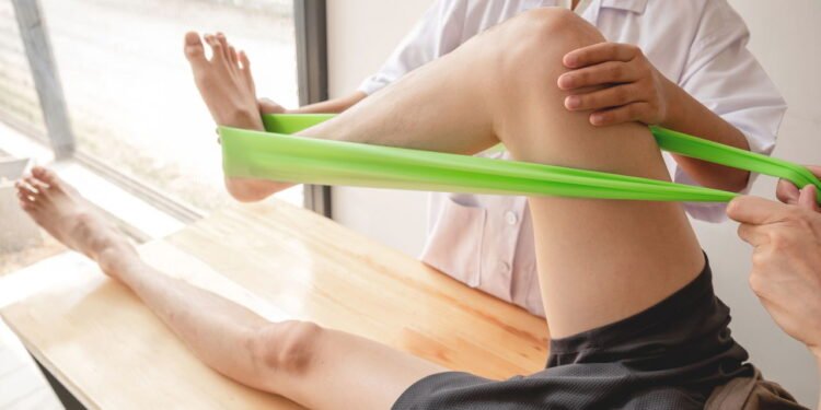 Esse exercício ajuda a fortalecer os joelhos e quadril e você pode fazer em casa