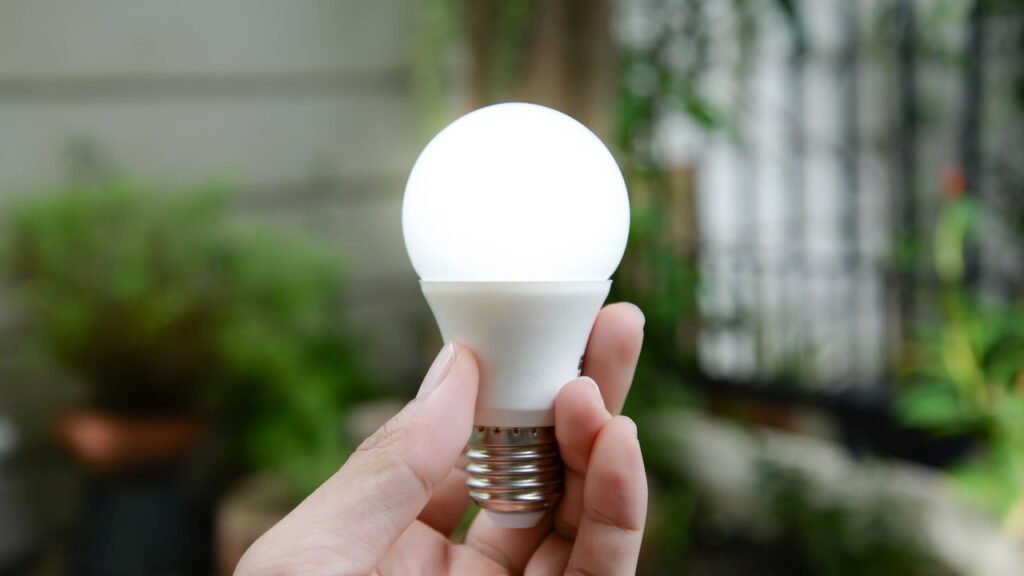 Sua conta de luz pode cair com uma troca simples nas lâmpadas