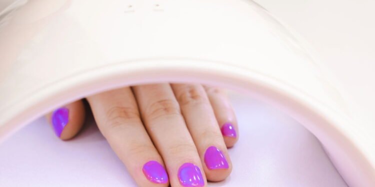 Estudo alerta manicures para uso de lâmpadas UV para fazer unhas