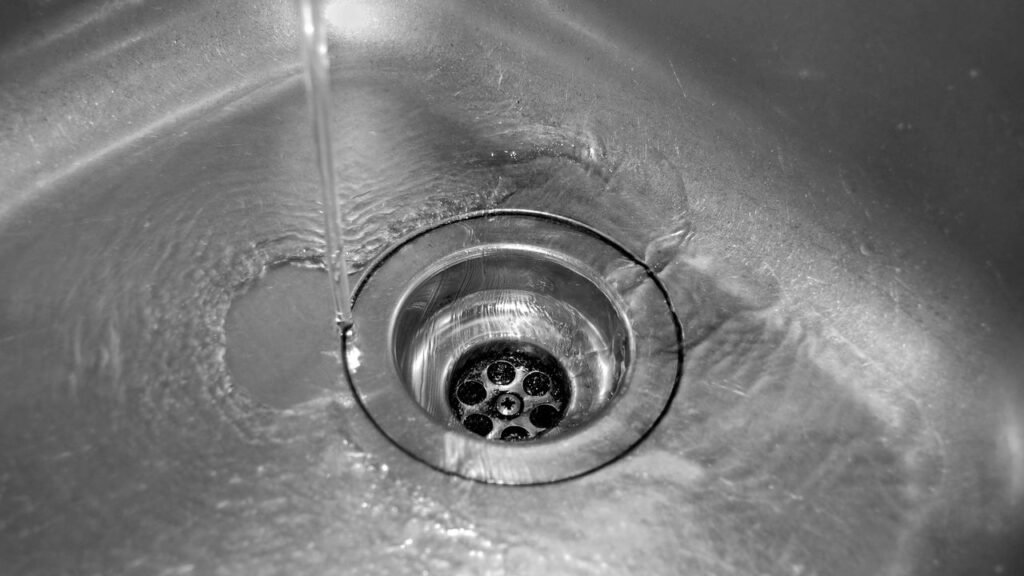 Misturinha caseira que está ajudando a limpar ralos sem produtos químicos