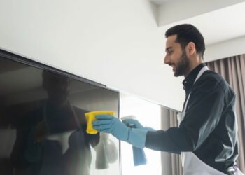 5 passos fáceis para limpar a tela da sua TV e deixar como nova