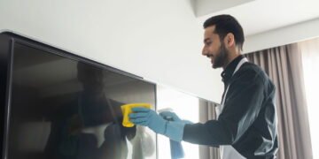 5 passos fáceis para limpar a tela da sua TV e deixar como nova