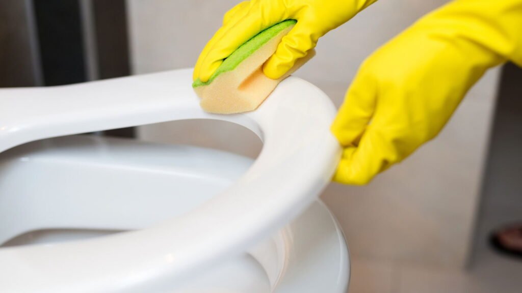 O truque com sal que mantém seu vaso sanitário limpo e sem mau cheiro