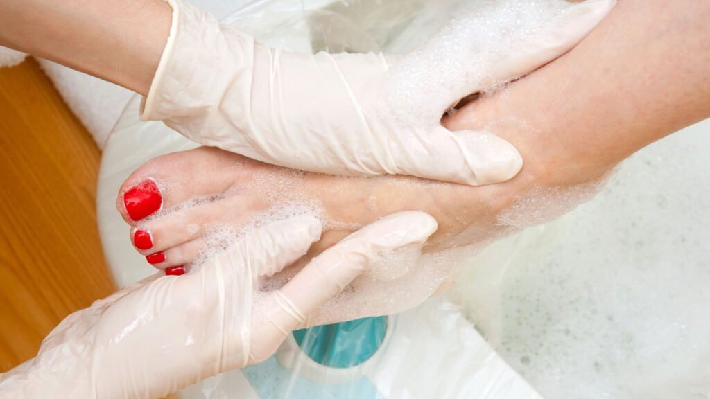 O simples banho de pés com sal e bicarbonato que pode transformar sua saúde