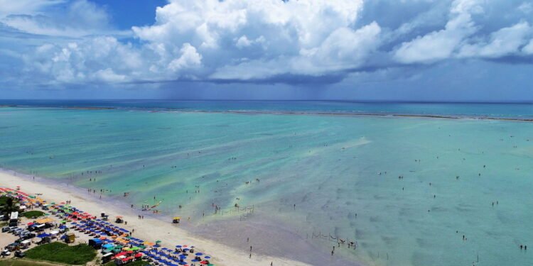 Cidade nordestina que mais parece o caribe e atrai turistas do mundo todo