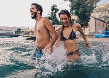 O impacto da água no mar no seu corpo pode ser maior do que parece