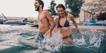 O impacto da água no mar no seu corpo pode ser maior do que parece