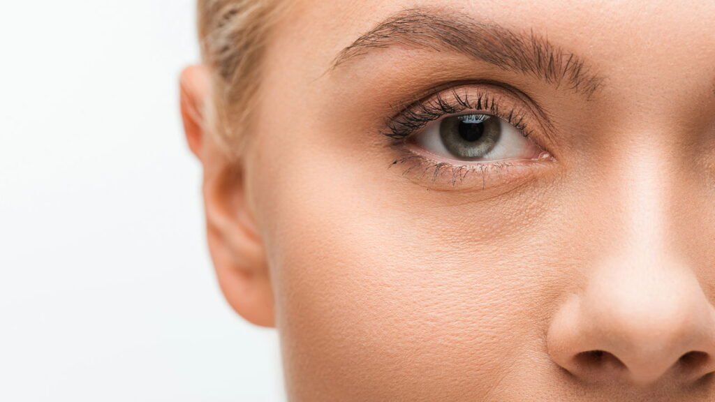 Como aplicar maquiagem que realça a pele sem marcar as linhas de expressão