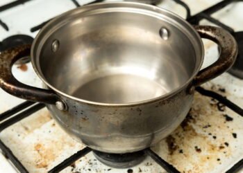 Restaure o brilho das suas panelas utilizando apenas esses 2 ingredientes